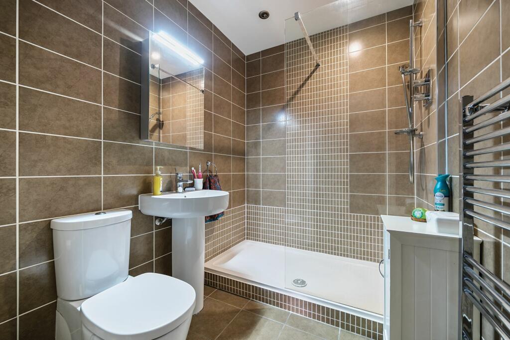Bathroom W.C (1)
