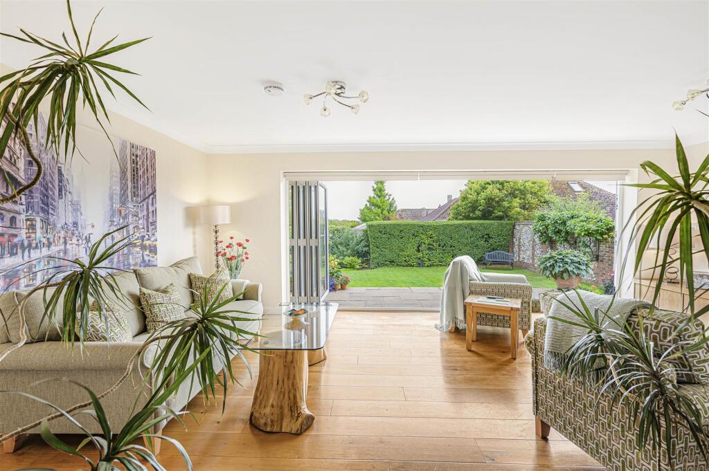 Lounge Outlook