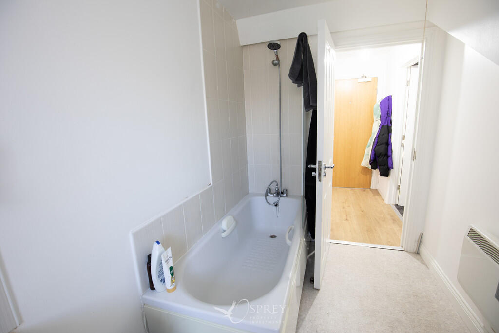 26 Queens Bathroo...