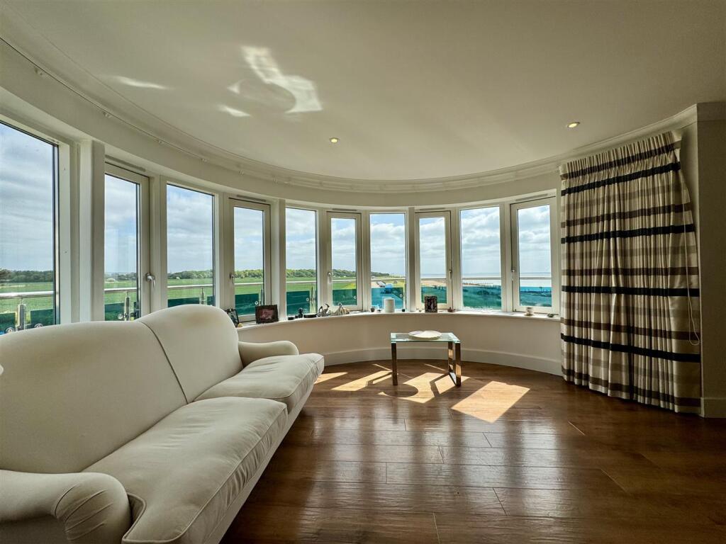 LOUNGE DINING ROOM