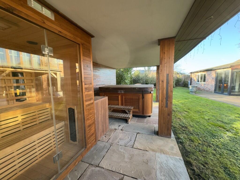 SAUNA &amp; HOT TUB