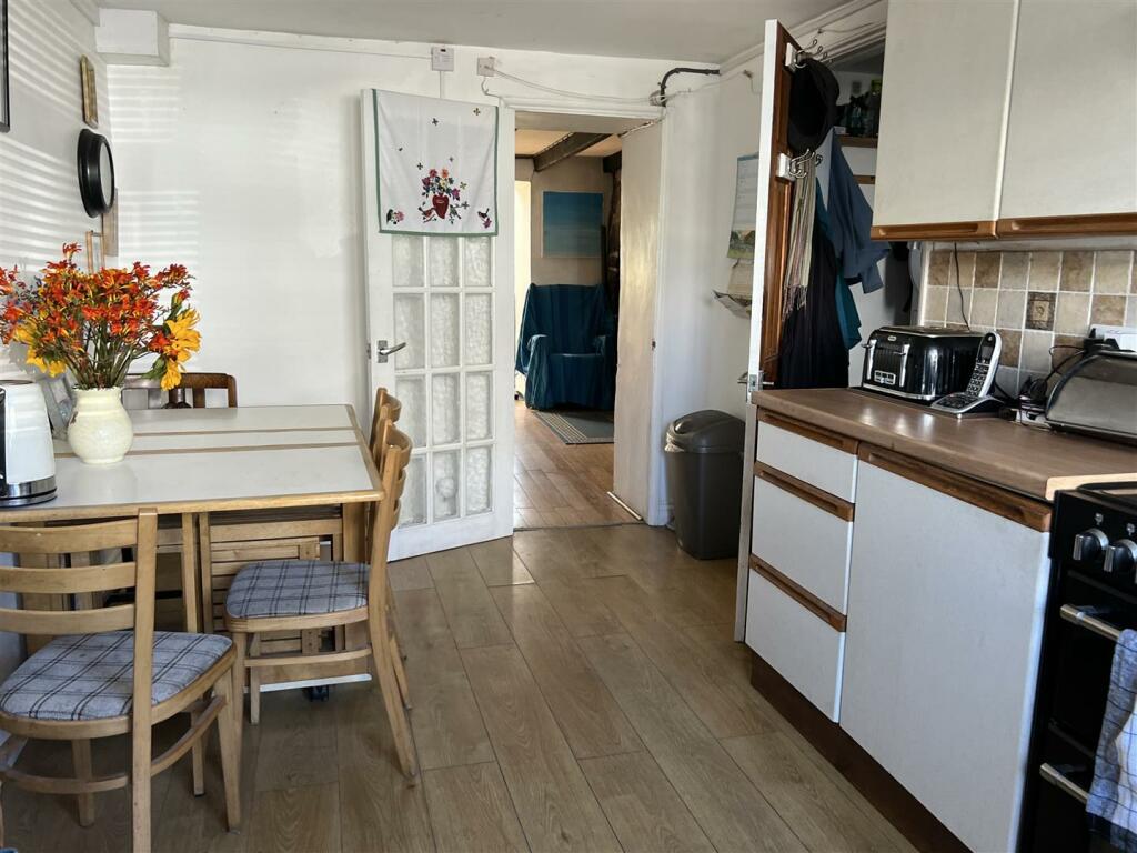 kitchen 3.jpg