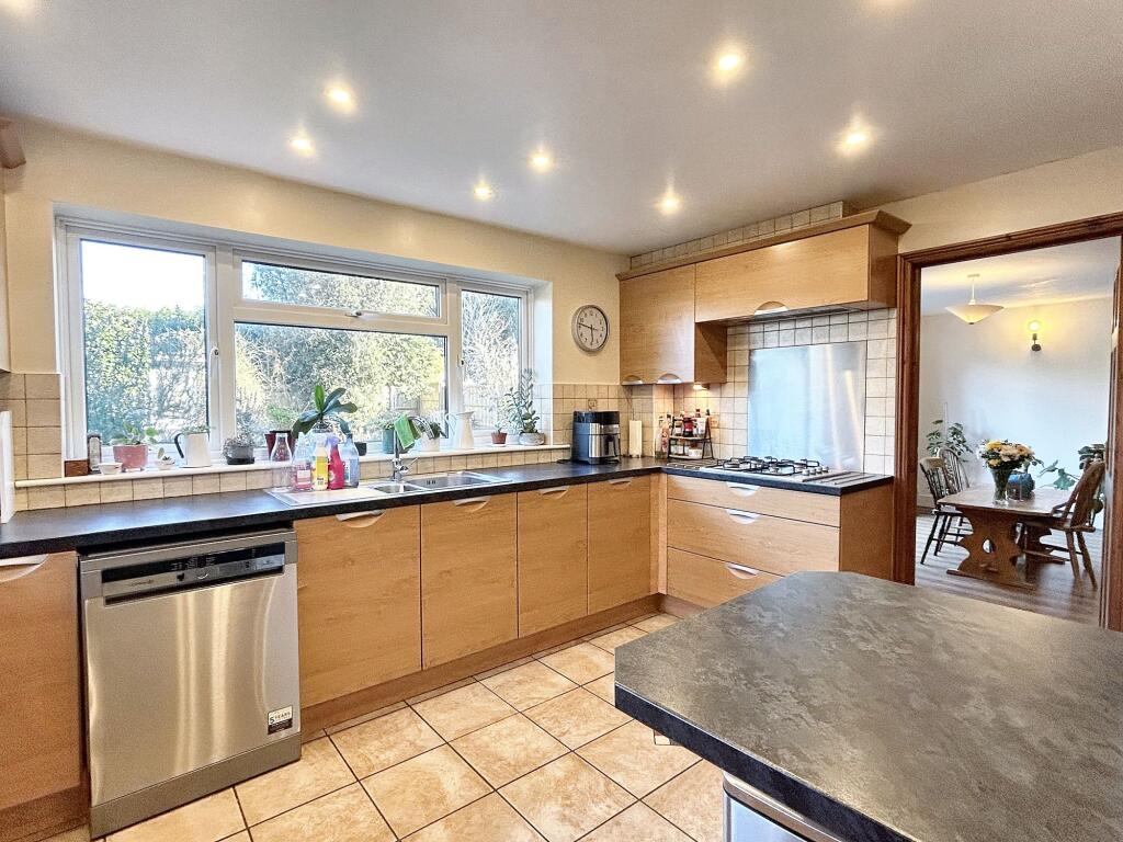 KITCHEN/BREAKFAST ROOM