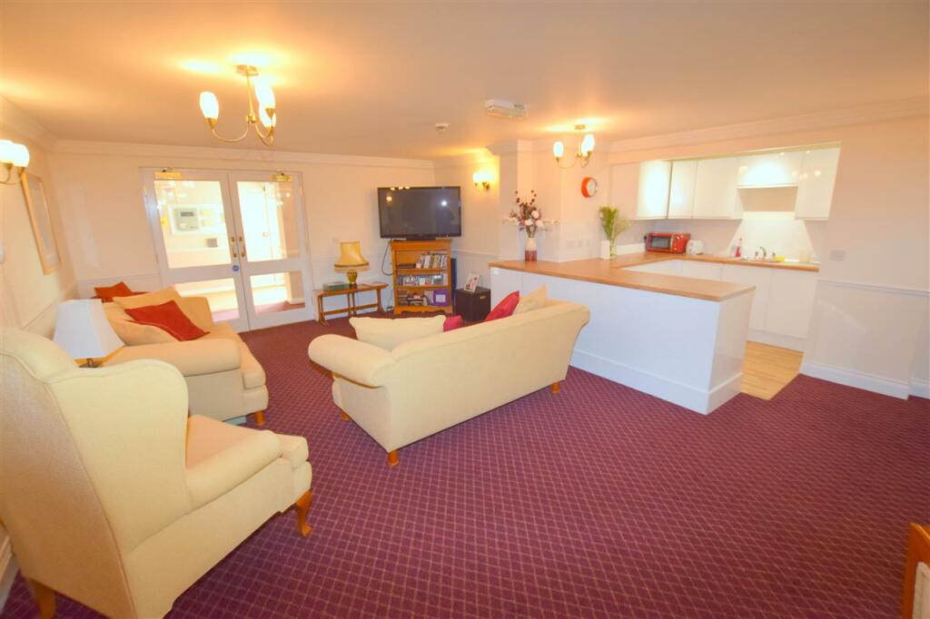COMMUNAL LOUNGE