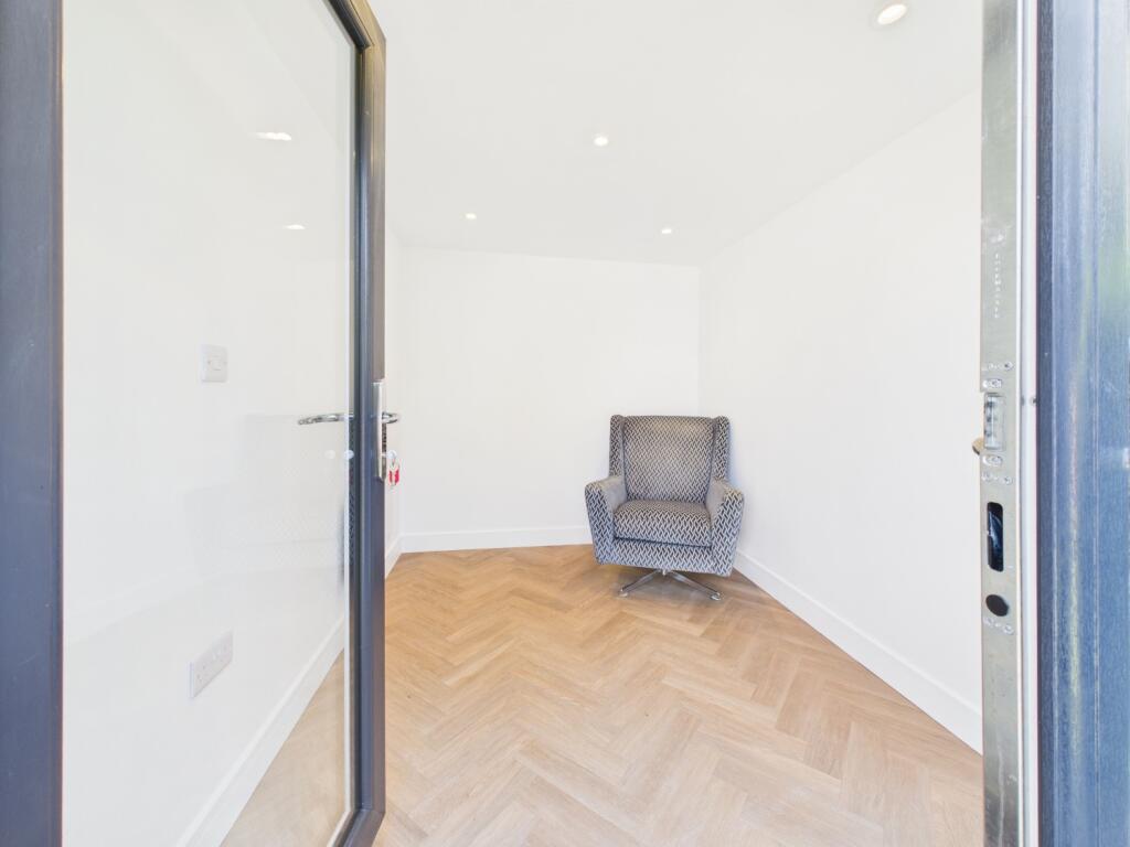 CAM02093G0-PR0048-STILL008