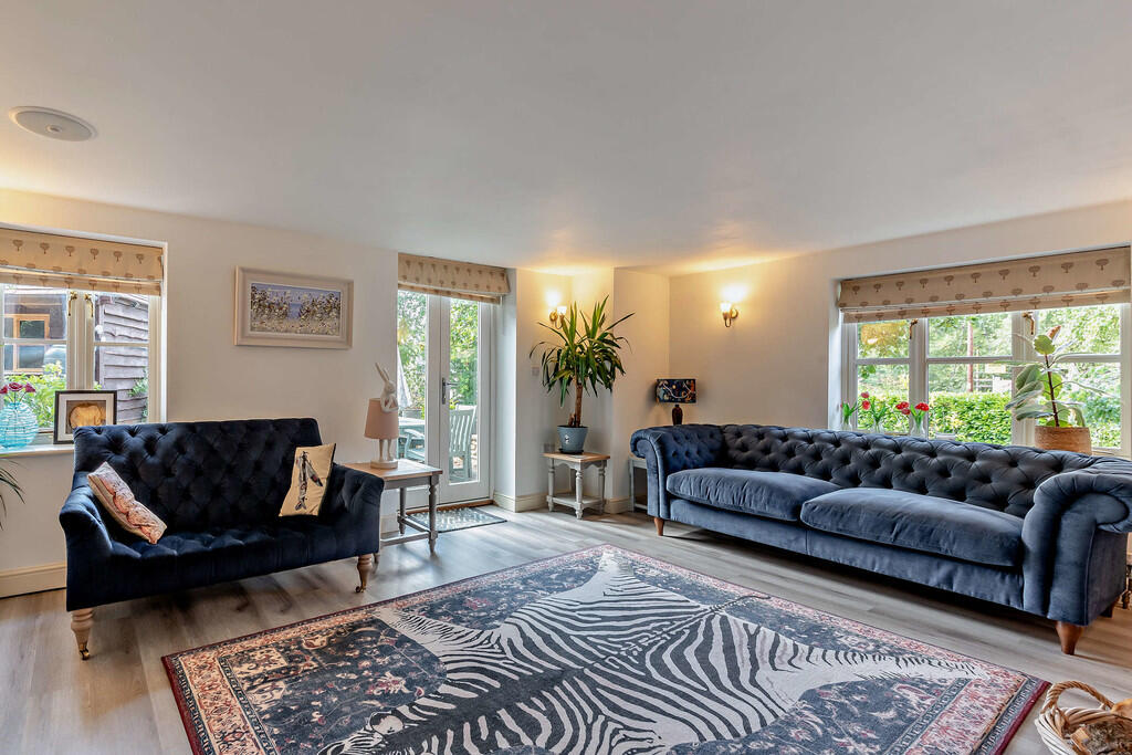 8658537-interior1...