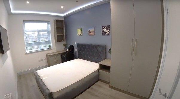 Bright, neat double bedroom with a comfortable ...