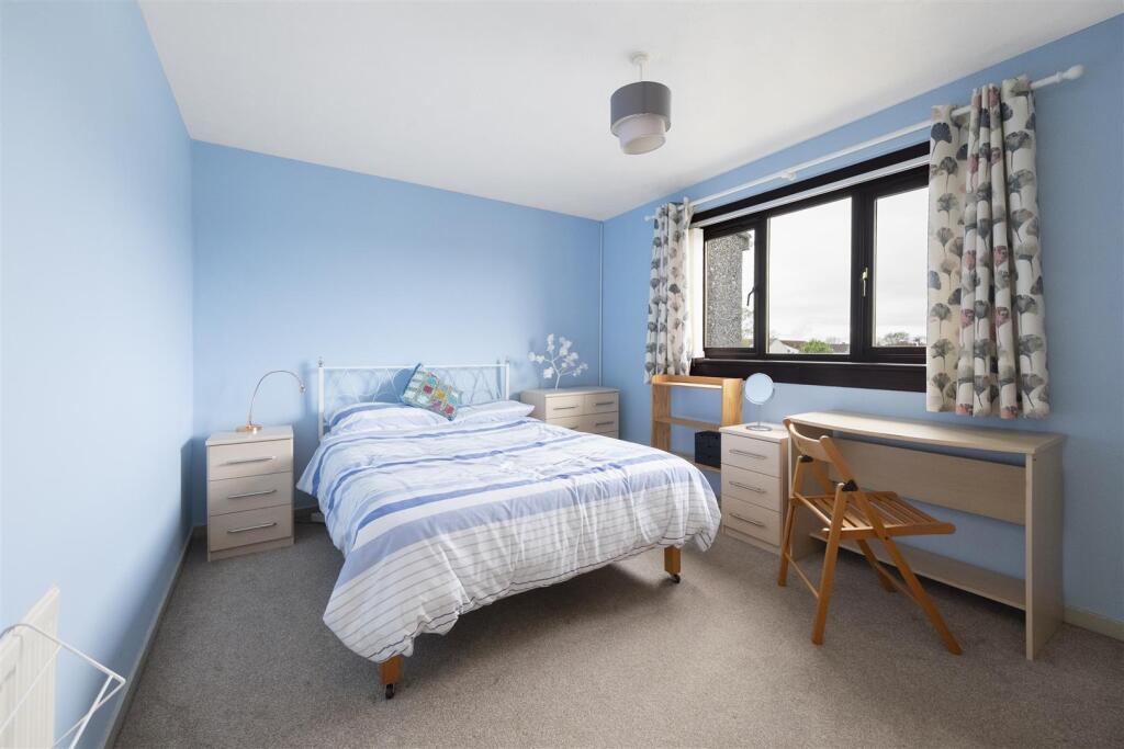 bedroom 1 (2).jpg