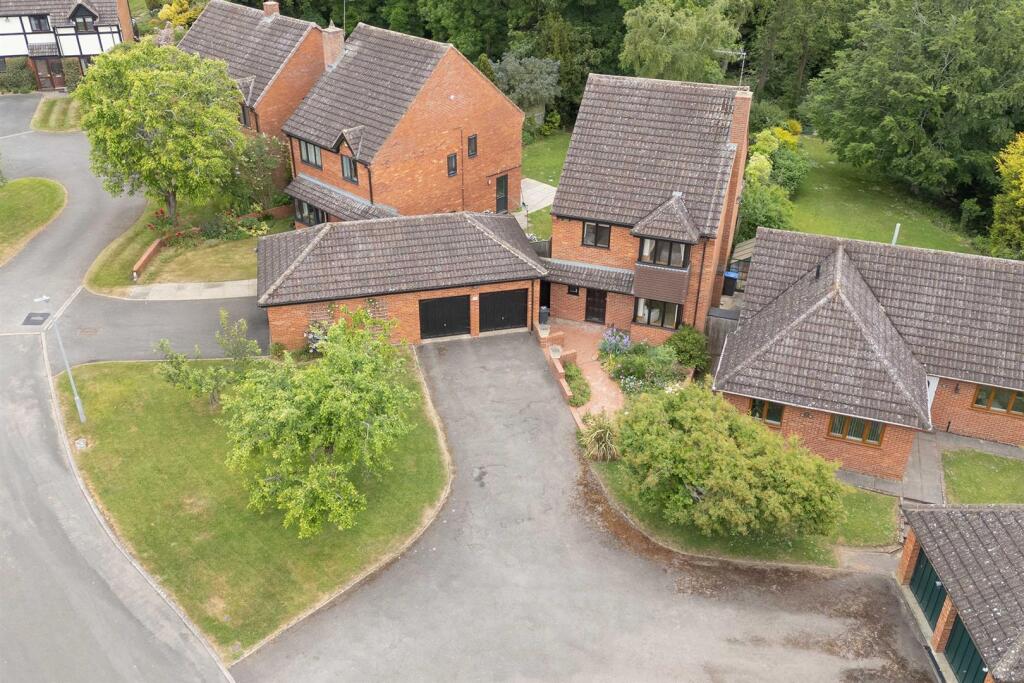 12 Manor House Close, Rugby (26).jpg