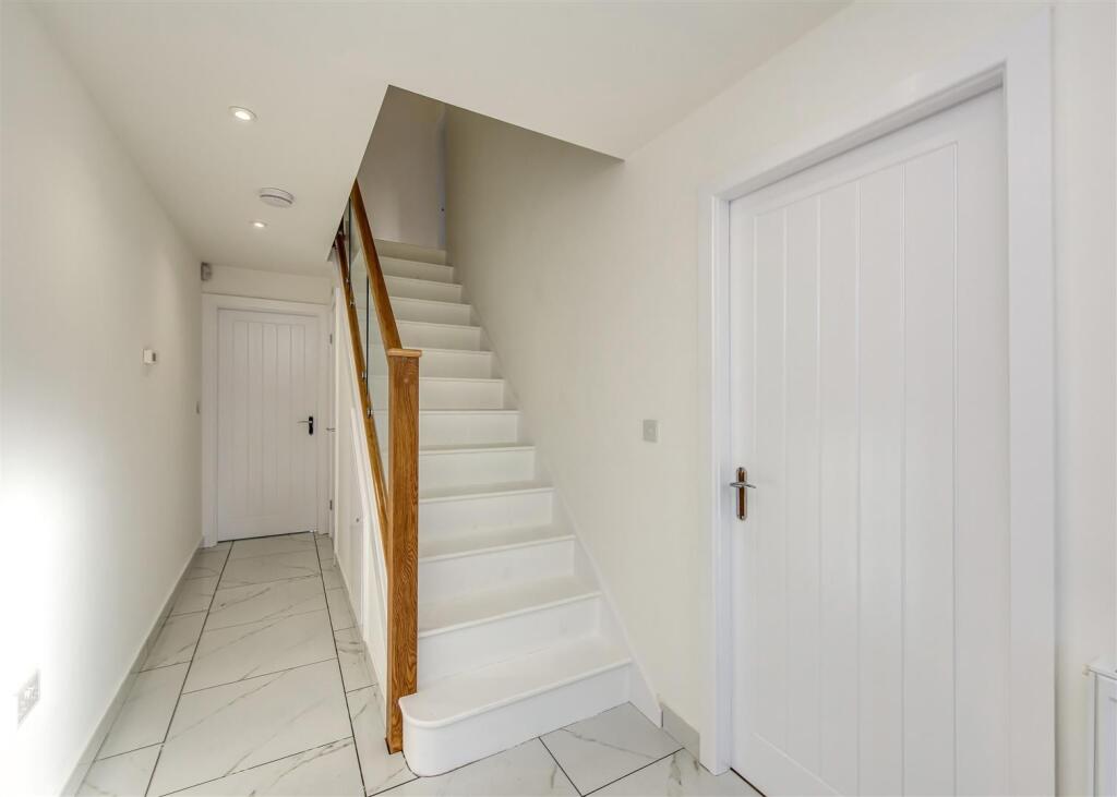 3 Yew Tree Lane-hall.jpg