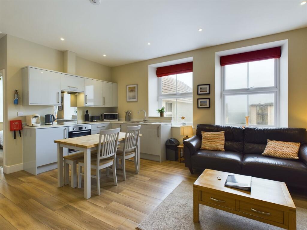 Kitchen Lounge