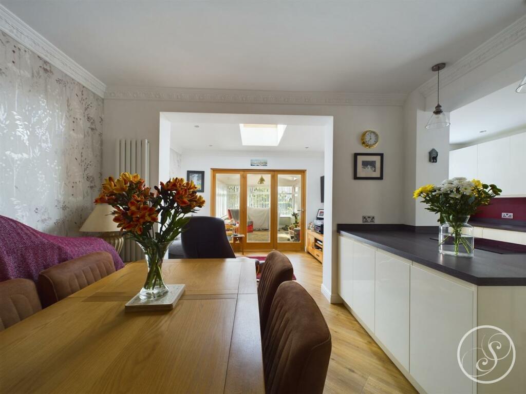 KITCHEN/DINER/FAMILY ROOM