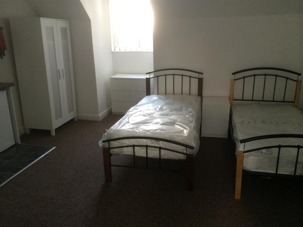 Bedroom F 1 .JPG