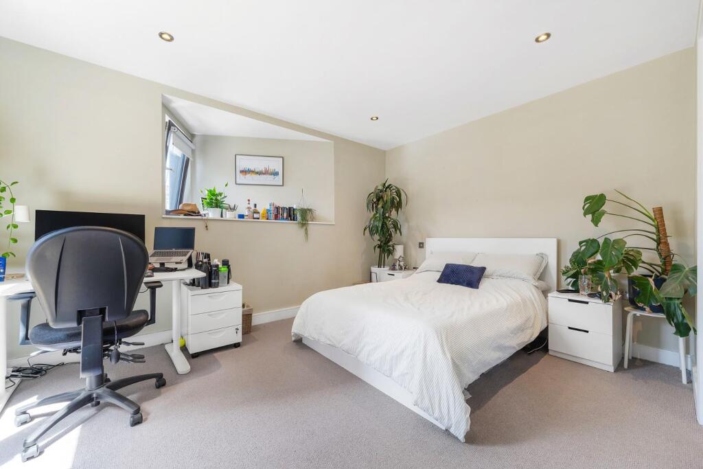 Bedroom 2 (2).JPG