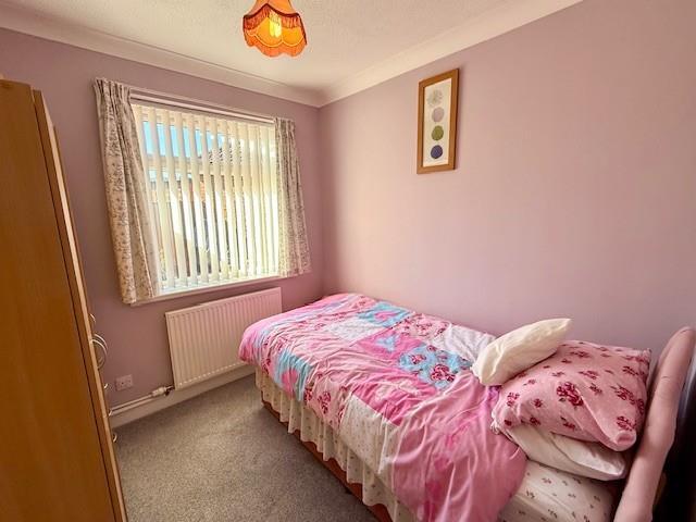 2 Birch Clo - Bedroom 2.jpg
