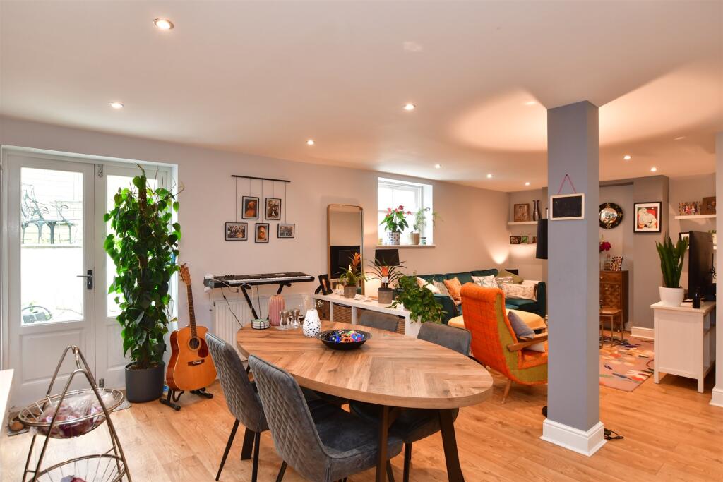 Lounge/ Kitchen
