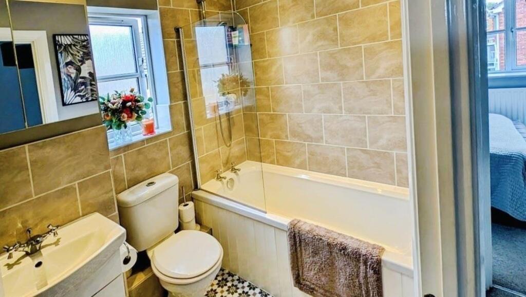 44 Coopers Drive bathroom a.jpg