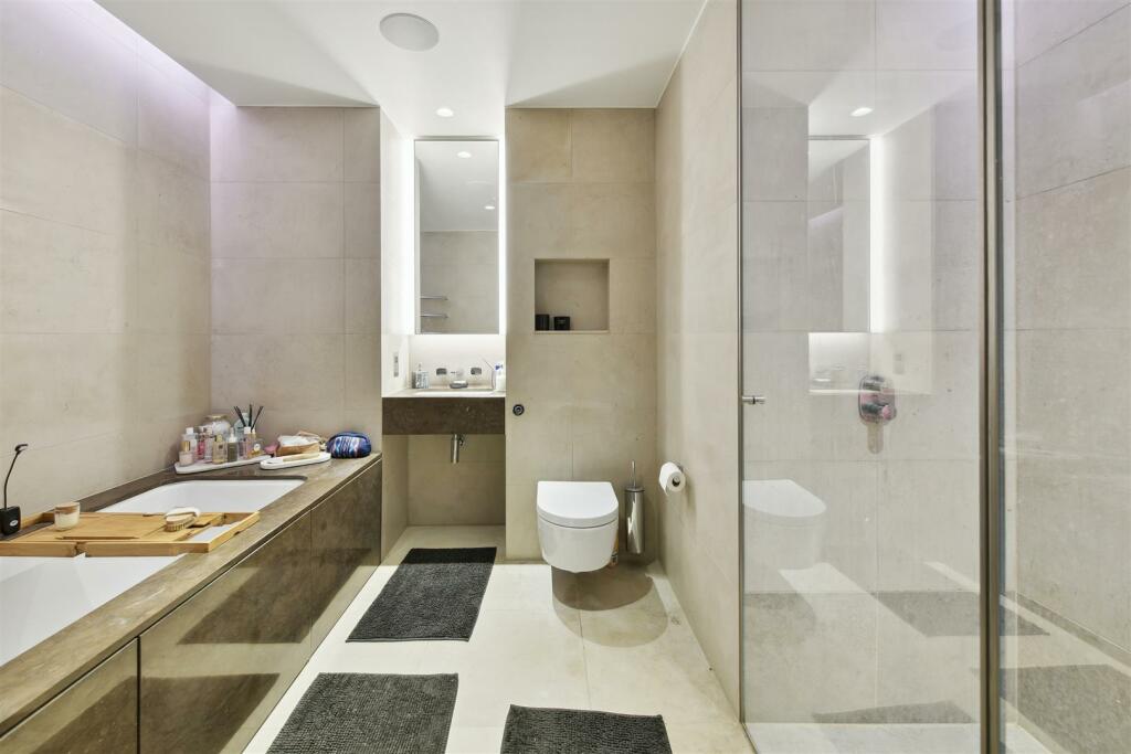 Master en-suite bathroom