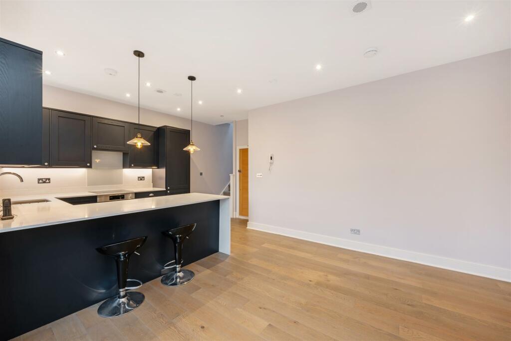 Flat C, 402 Fulham Palace Road Lo-6.jpg