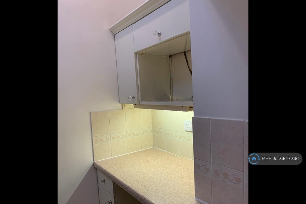 Worktop / Microwave Space