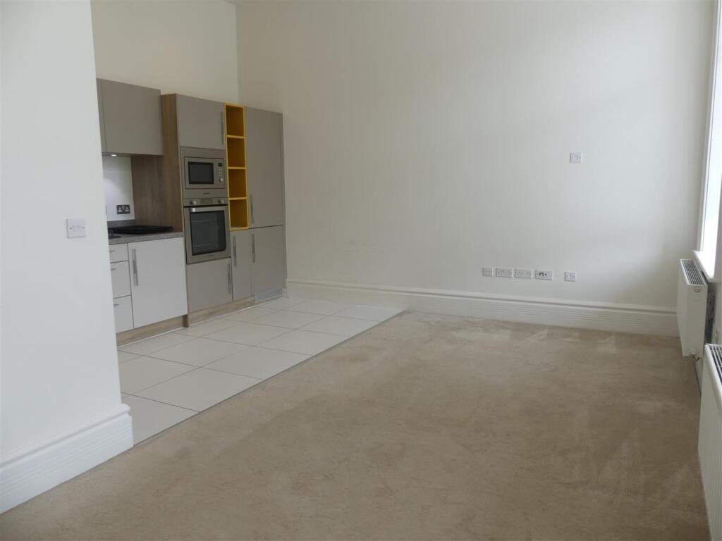 OPEN PLAN LIVING AREA &amp; KITCHEN