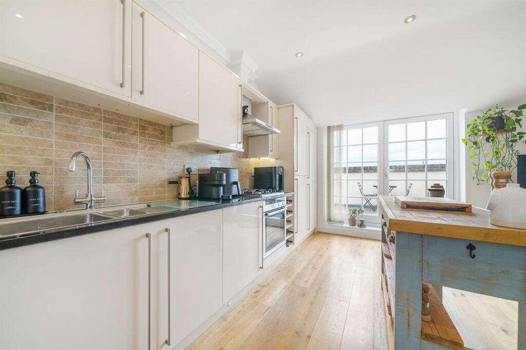 6, 49a Clapham High Street-16.jpg