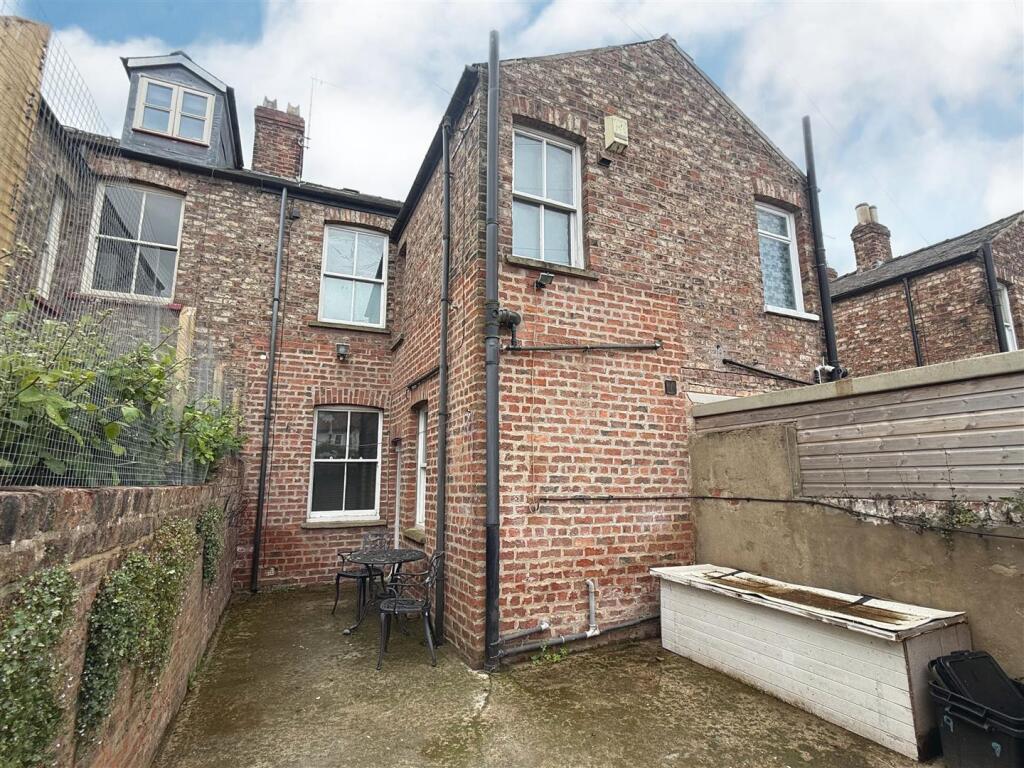 Photo 7 - Outside 2.jpg