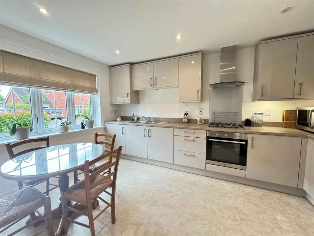 Kitchen 1.jpg