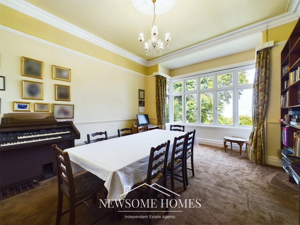 Sitting/ Dining Room