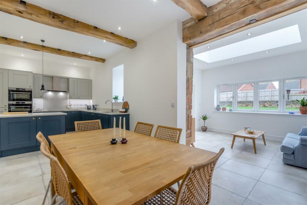 8583926-interior31.jpg