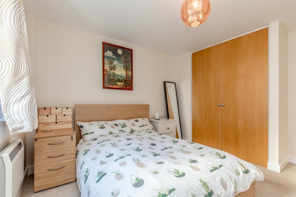 Hamilton Court, Bristol Bed 1b.jpg