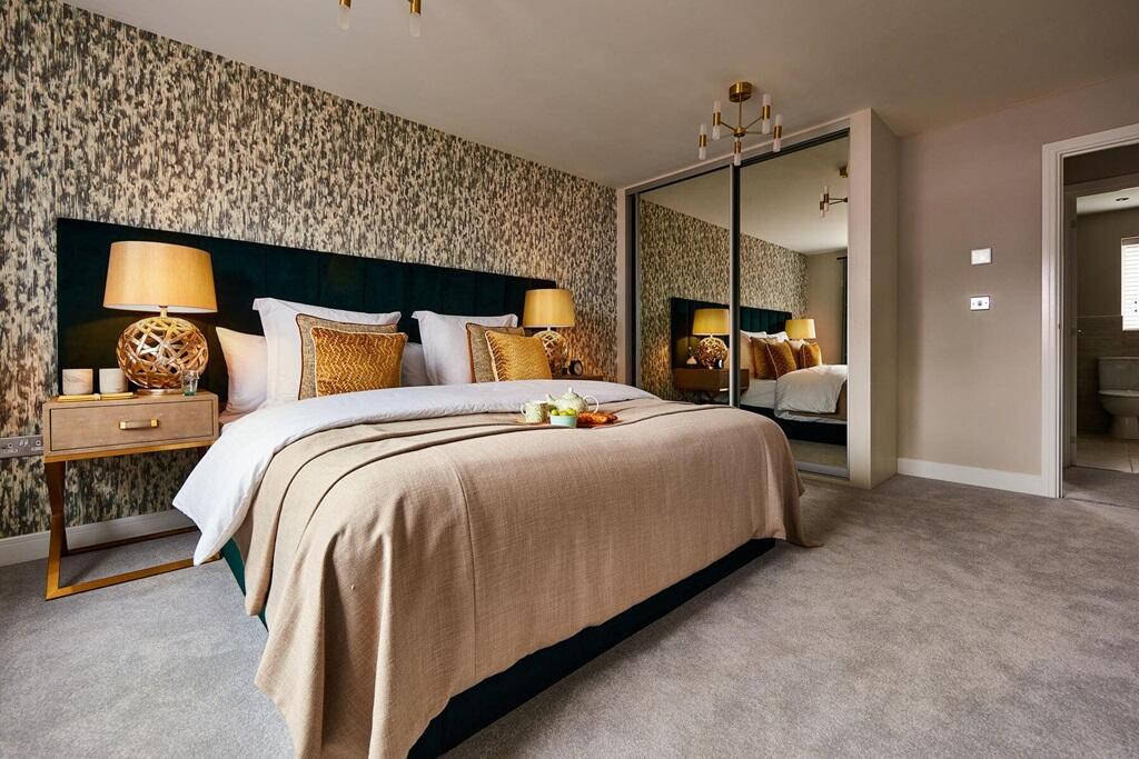 King-size bedroom with space for fitted wardrobes