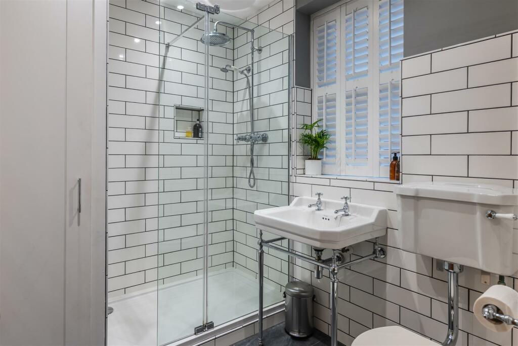 STUNNING SHOWER ROOM