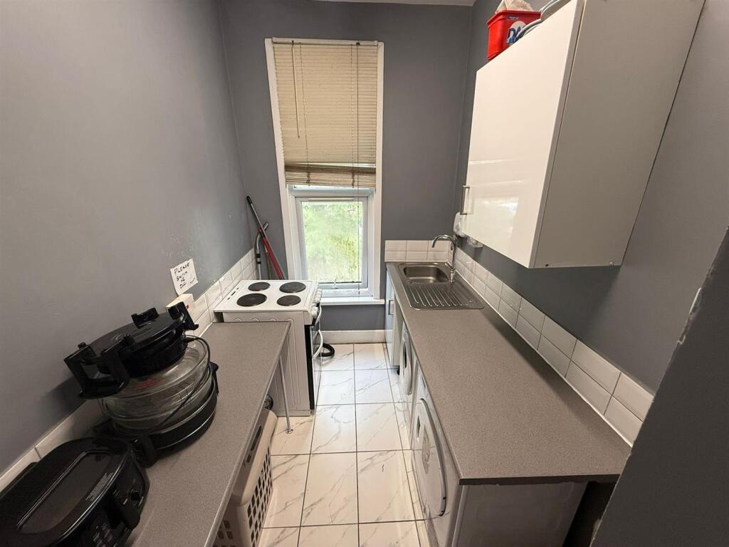 Communal Kitchen [2].jpg