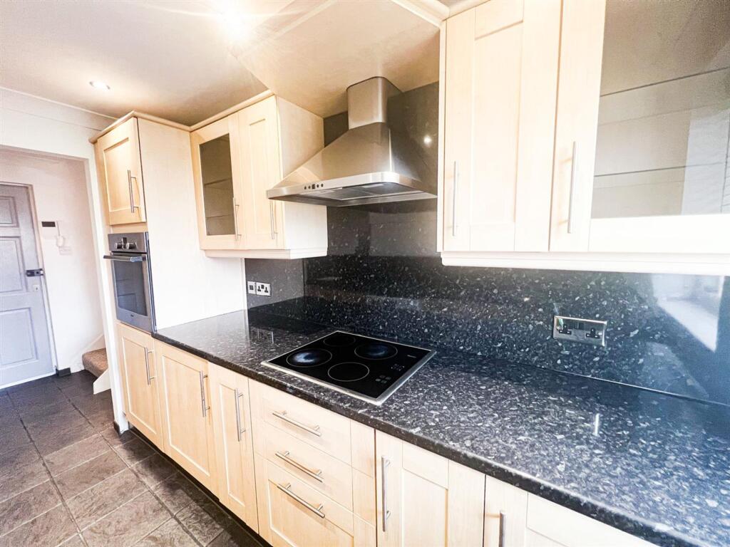 Hollybush Hill E11