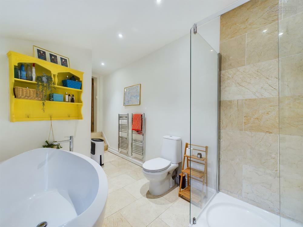 En-Suite To Master Bedroom