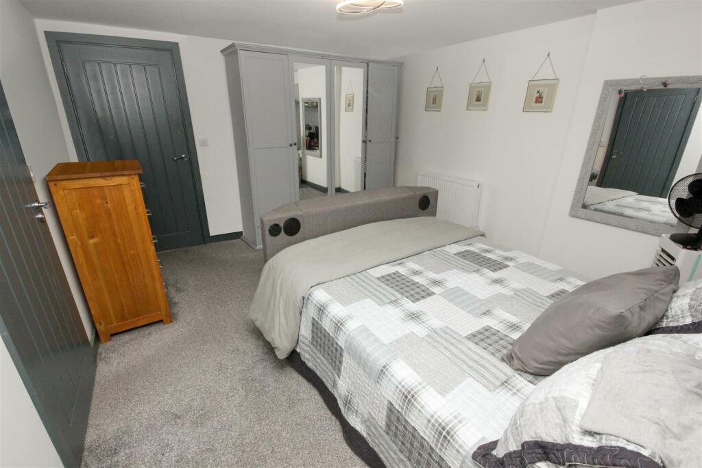 Bedroom..JPG