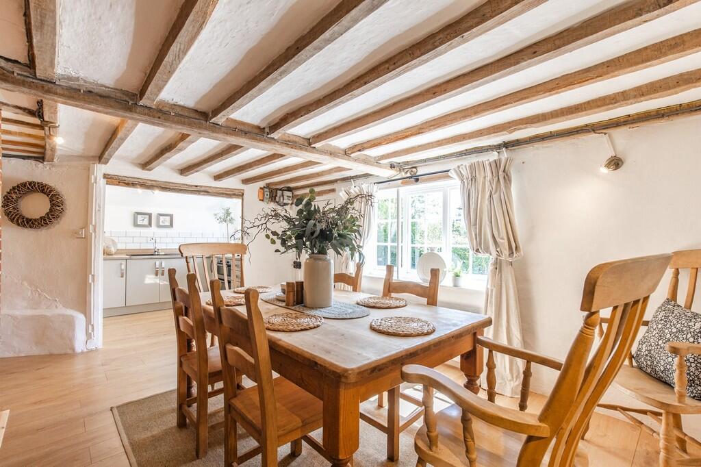 White Cottage Hou...