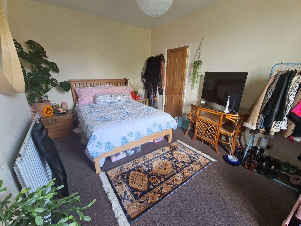 A cozy bedroom featuring a double bed with flor...
