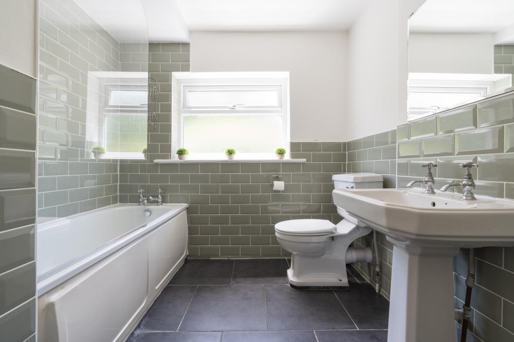 17 St Michaels Road - bathroom