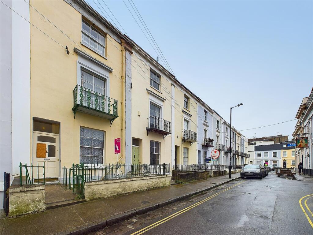 15 - 5 Bedroom terraced house.jpg