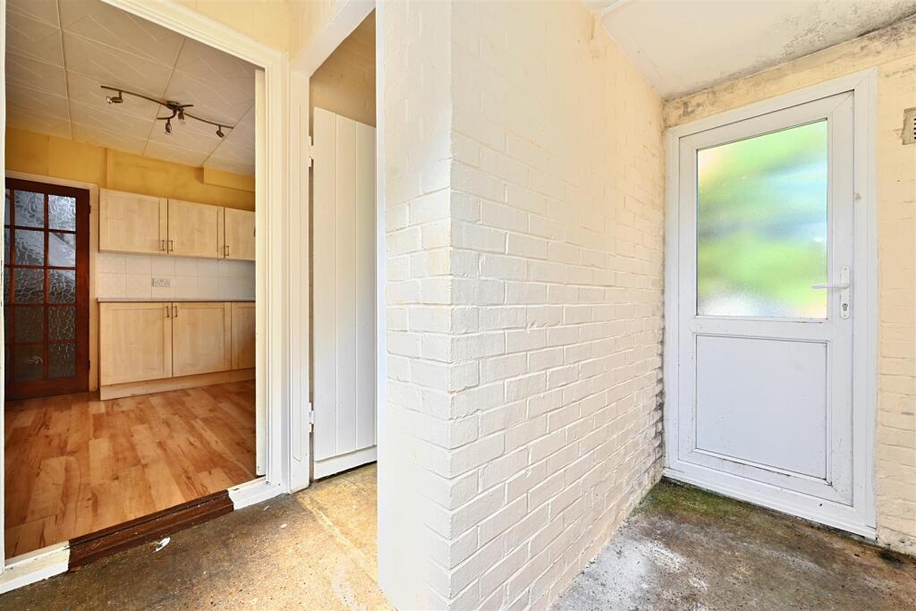 35 Highdown, Southwick, BN41 (14).jpg