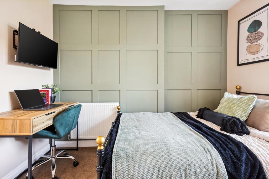 This beautifully designed double bedroom featur...