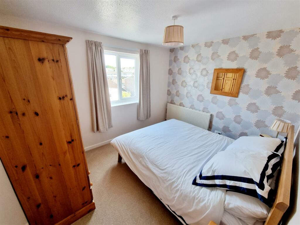 Bed 2.jpg