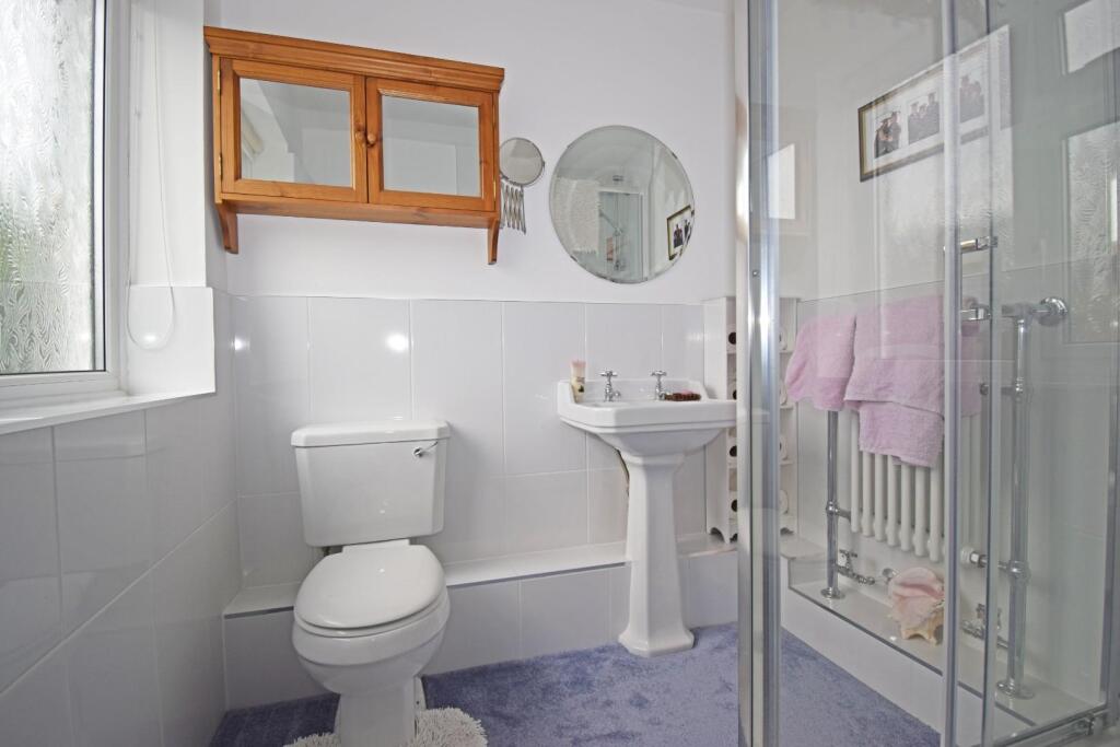 29 Old Station Road, bed 2 en suite.jpg