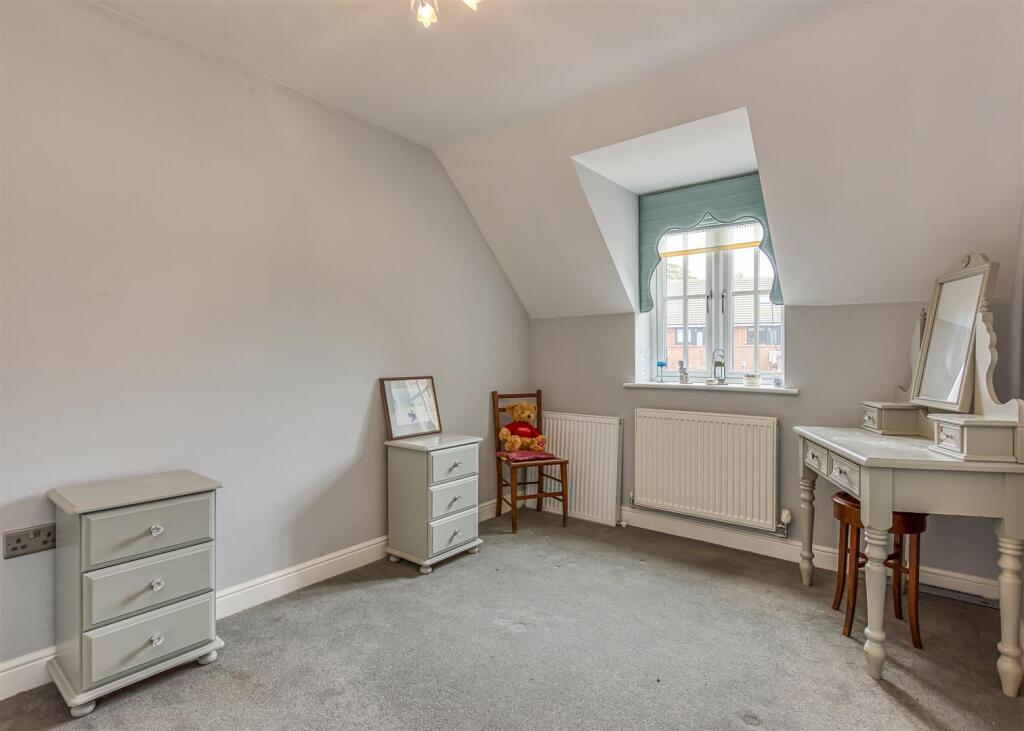 6 Stanham Close-Bedroom 2.jpg