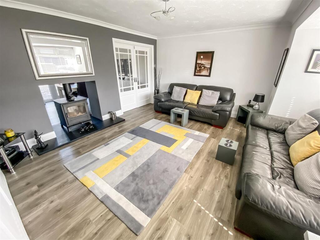Living Room (1).jpg