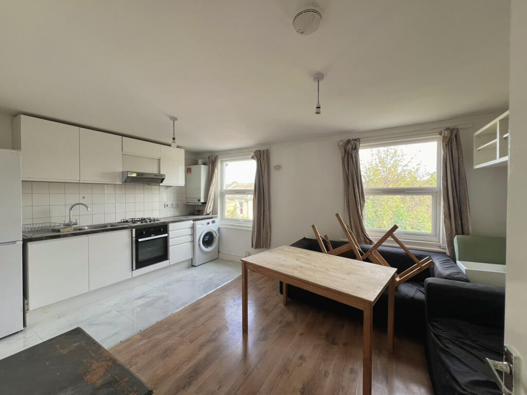 4 Bedrooms Flat to rent in Brixton