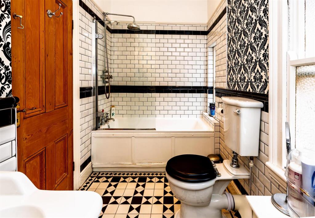 Family bathroom 1.1 SAPL1317-20250907-DxO_DeepPRIM