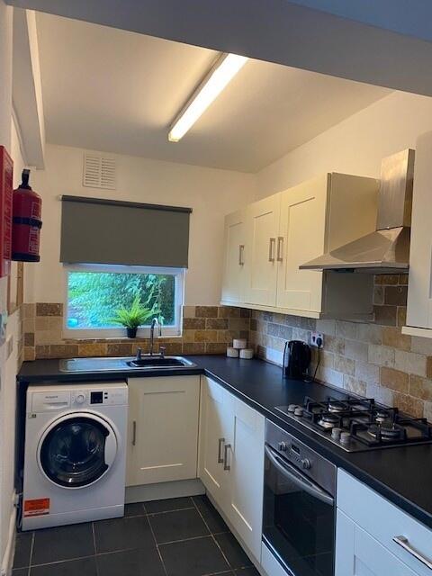 This well-equipped kitchen features modern appl...